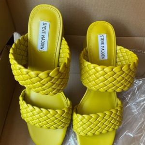 NWT Steve Madden “Daphne” block heel in Citron